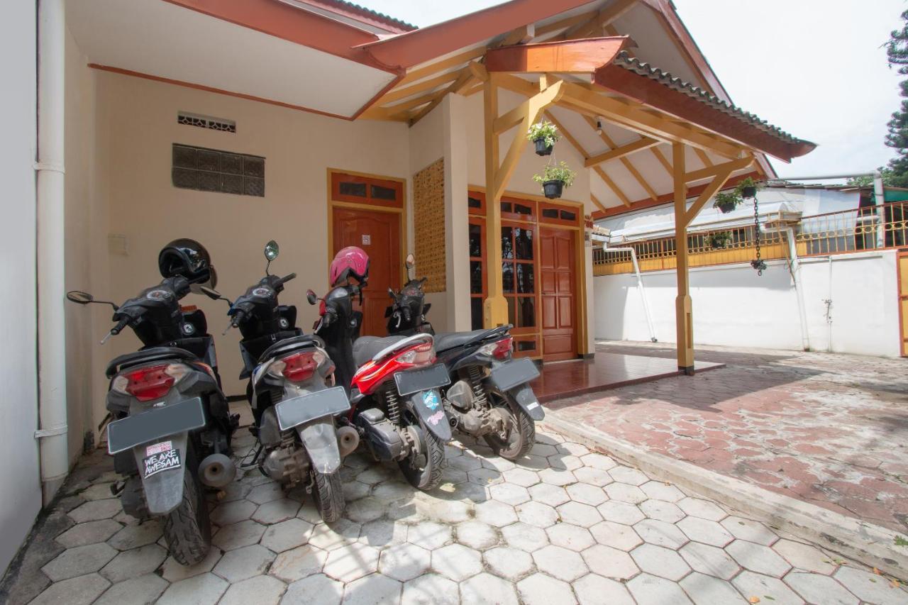 Hotel SPOT ON 3218 Bee Palm Family Malang Exterior foto