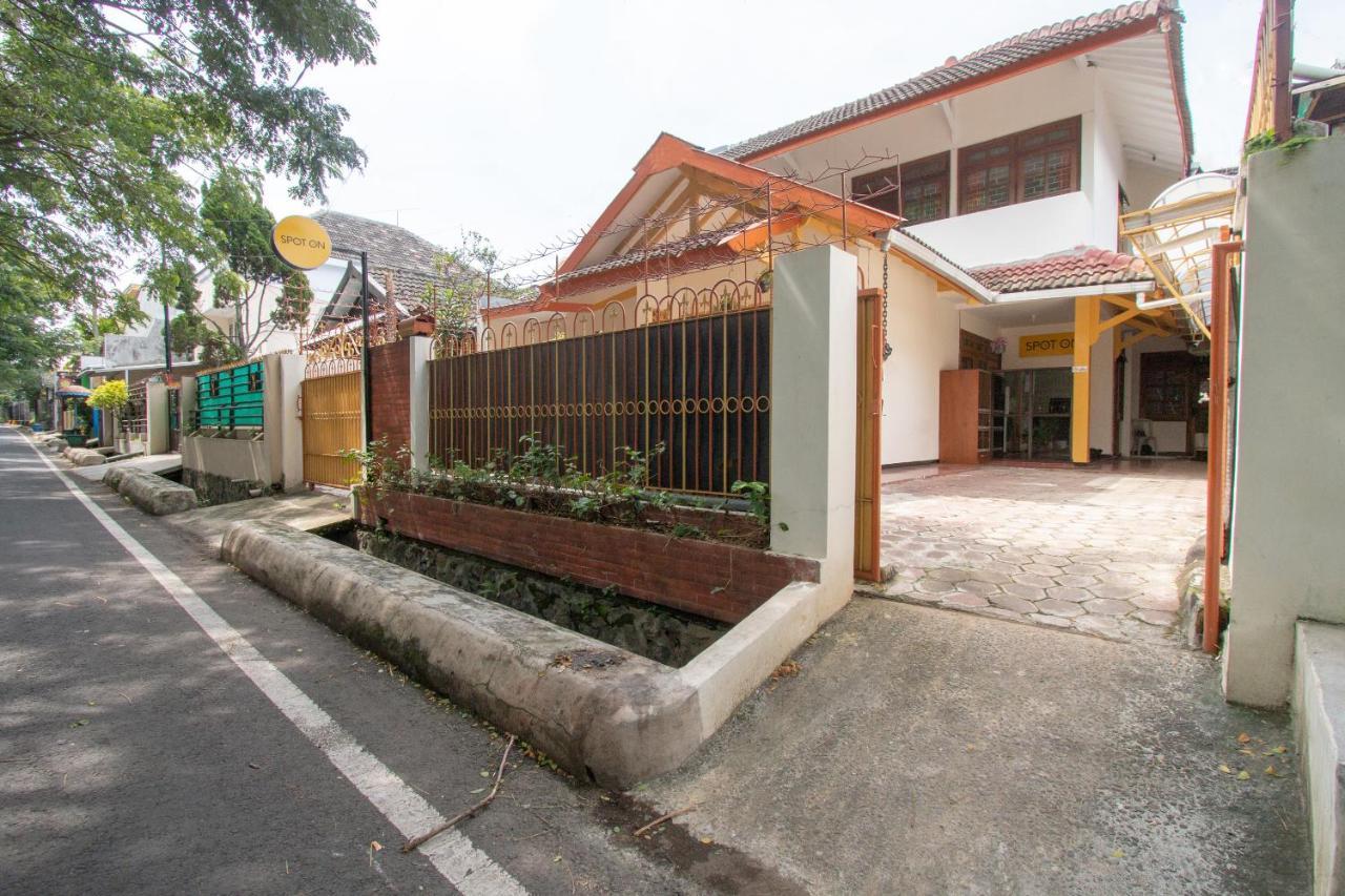 Hotel SPOT ON 3218 Bee Palm Family Malang Exterior foto